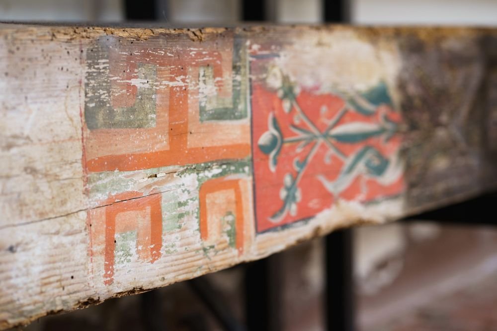 Travi in legno particolare delle decorazioni