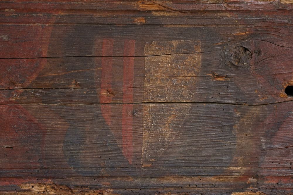 Travi in legno particolare delle decorazioni con stemma