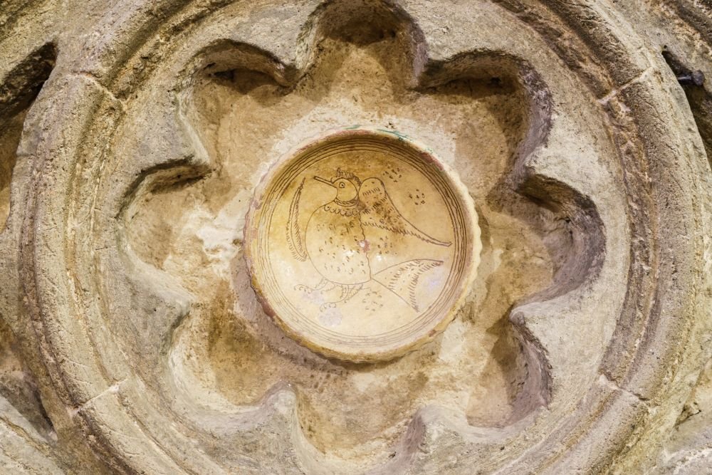 Bifora con ceramica