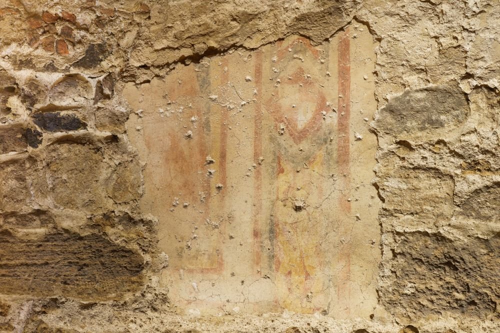 Resti dei dipinti della cappella di lourdes